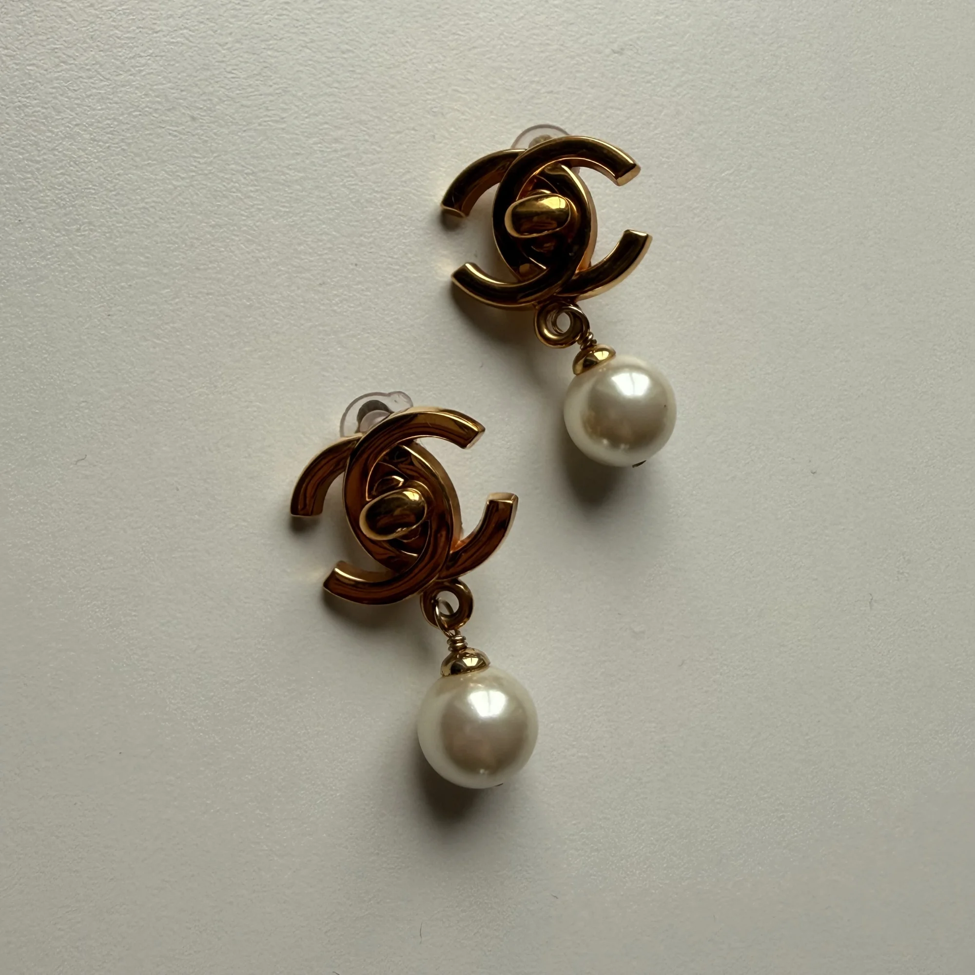Chanel Vintage Turnlock Pearl Drop Earrings Gold-Plated (1997) - Image 2