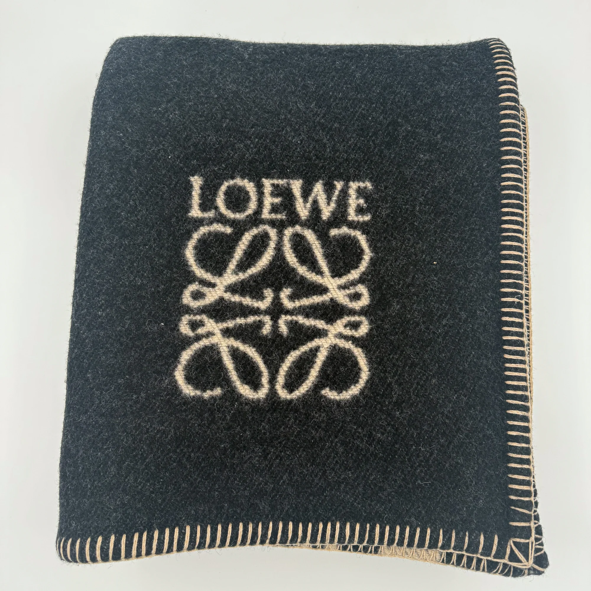 Loewe-wollen deken met logo
