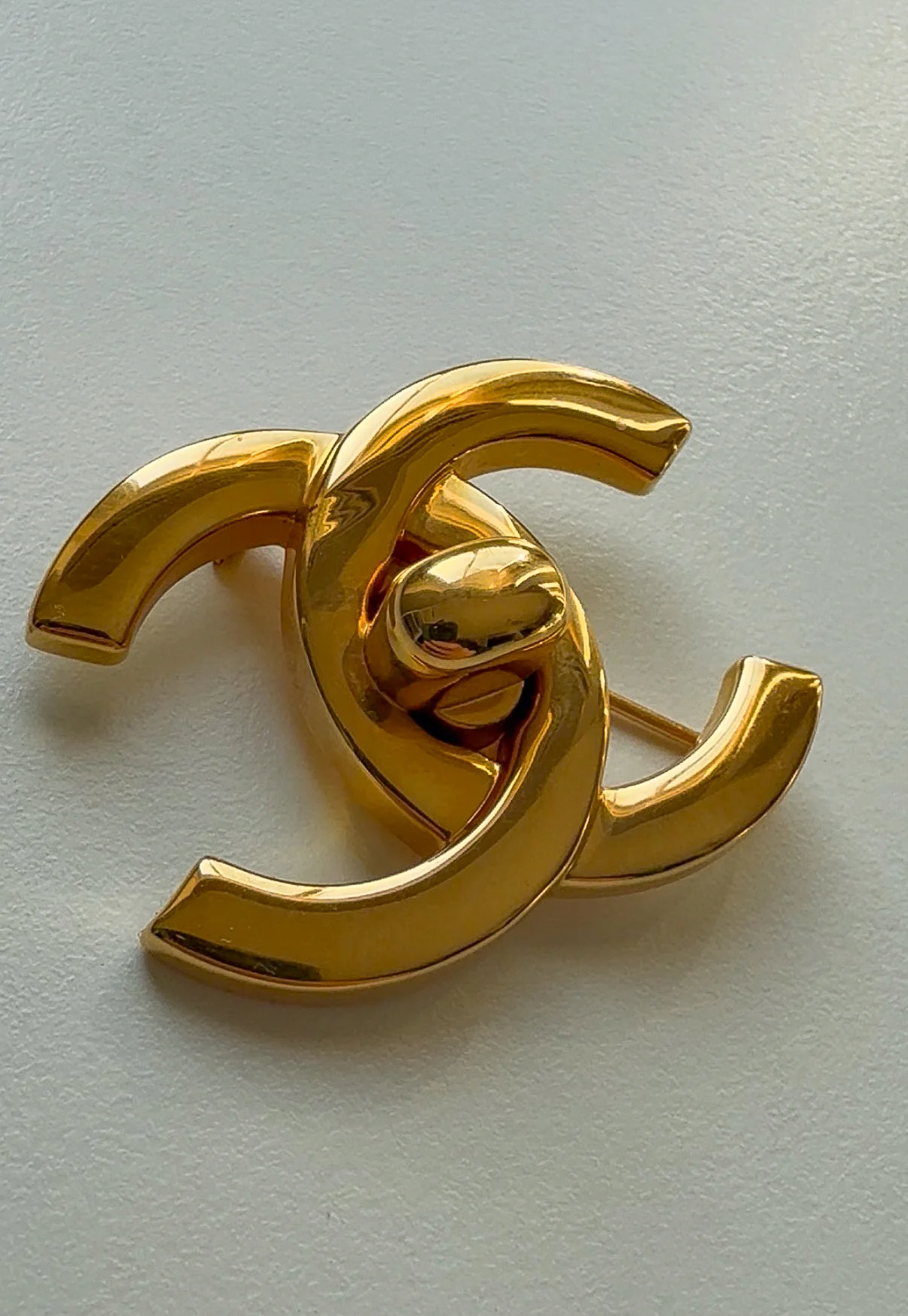 Chanel CC Turnlock Brooch Gold-Plated (1996) - Image 2