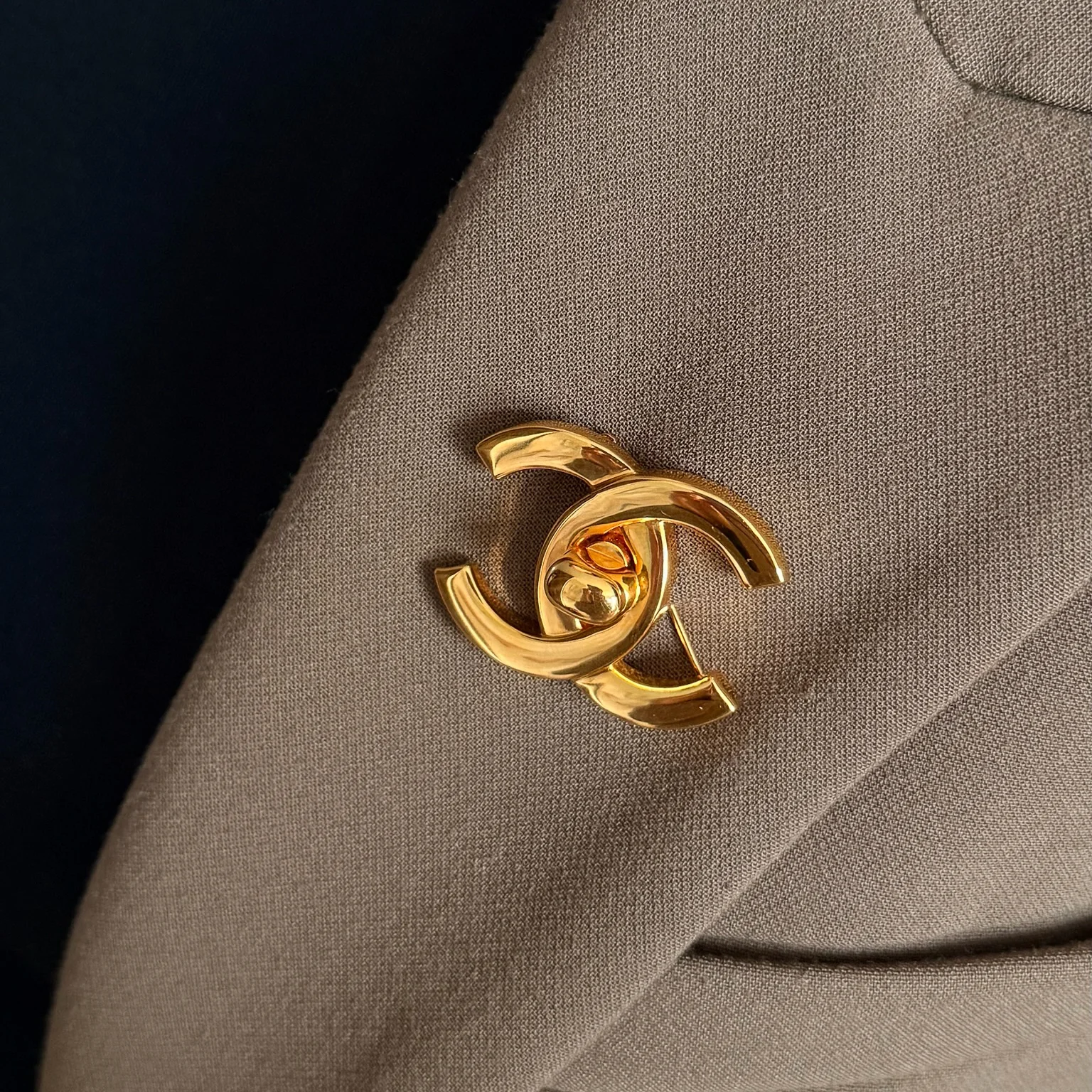 Chanel CC Turnlock Brooch Gold-Plated (1996) - Image 5