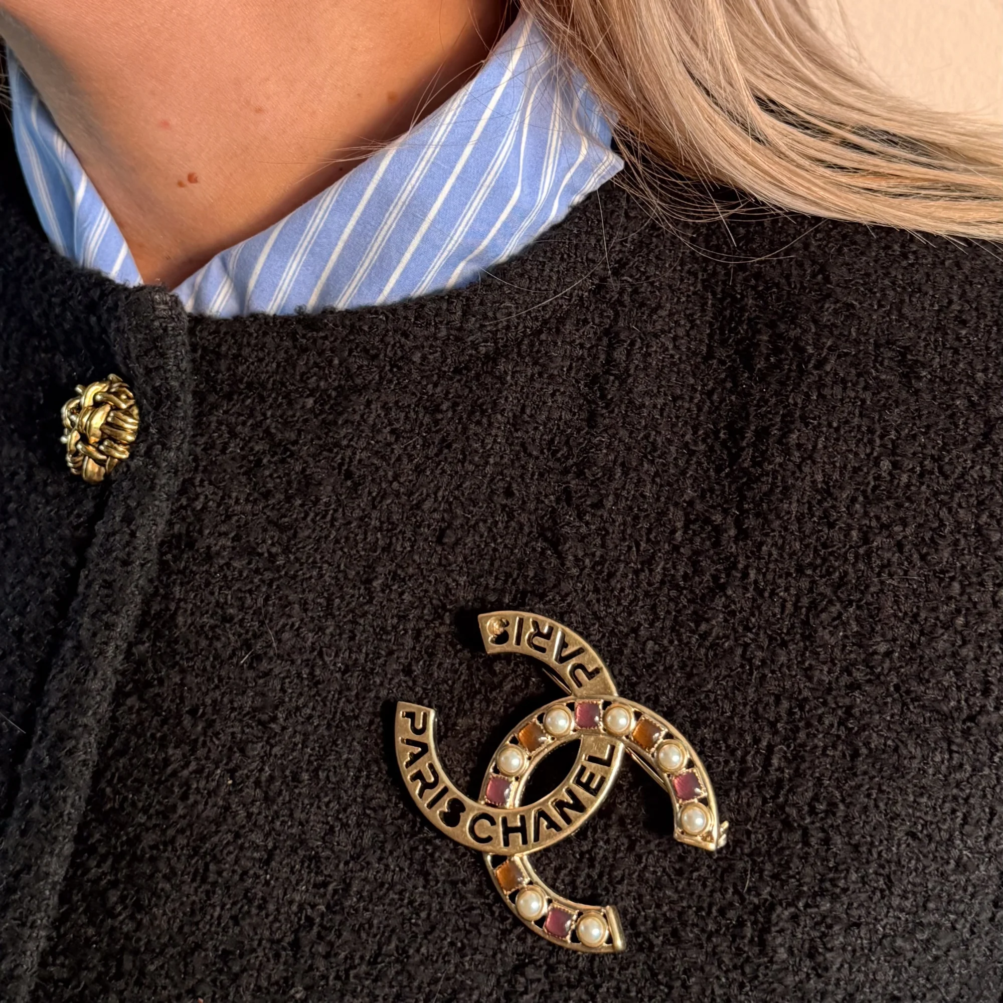 Chanel Large Gold CC Brooch with Pearls (2020) - Image 2