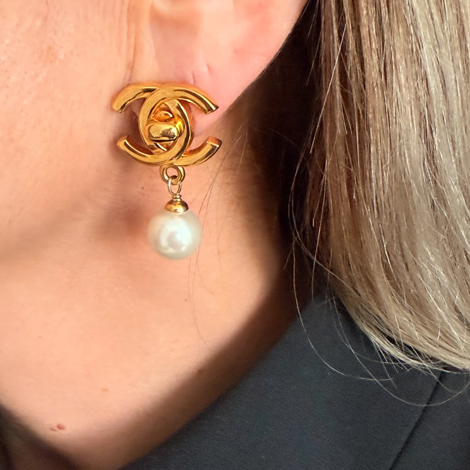 Chanel Vintage Turnlock Pearl Drop Earrings Gold-Plated (1997) - Image 3