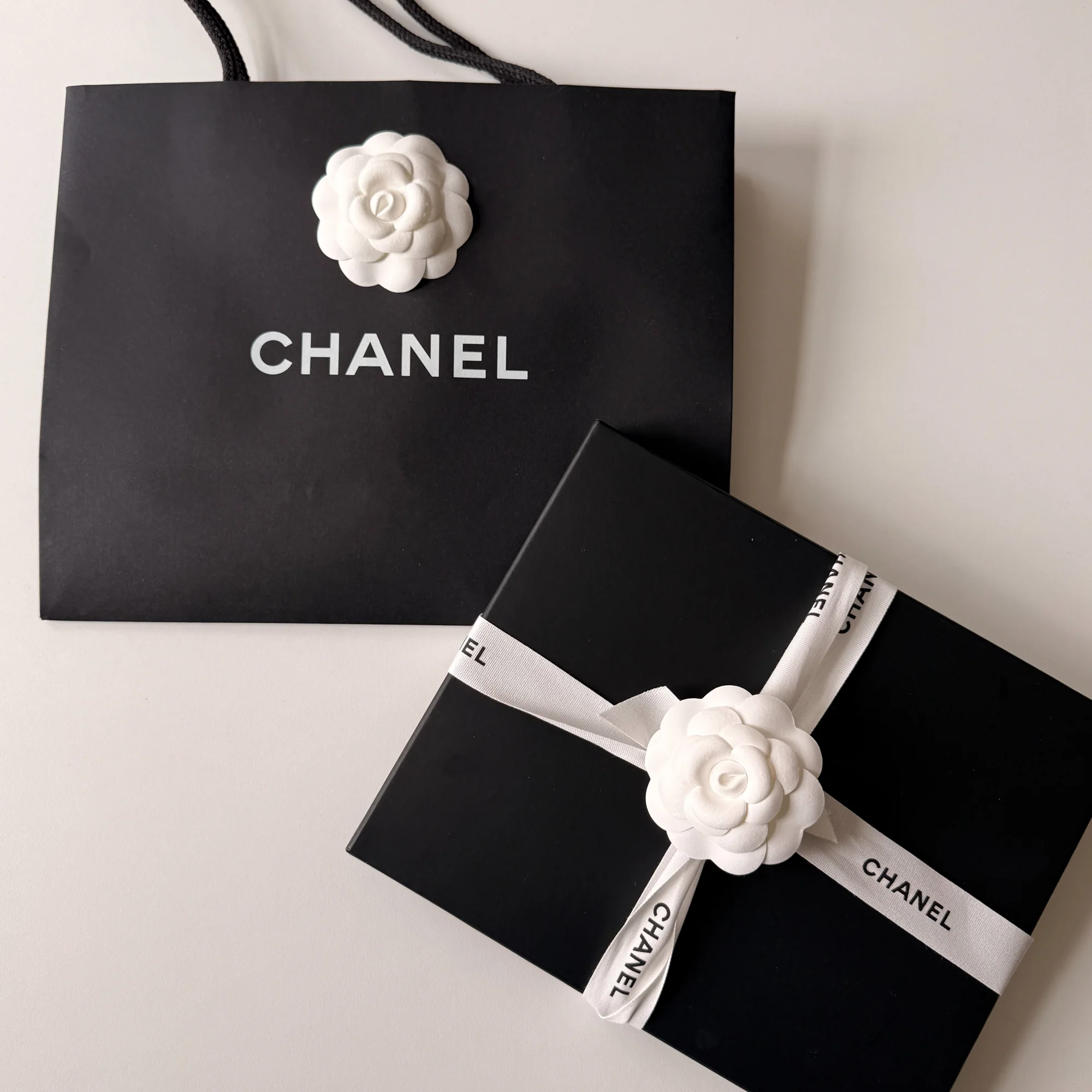 Chanel Faux Pearl CC Chain Necklace (2019) - Image 7
