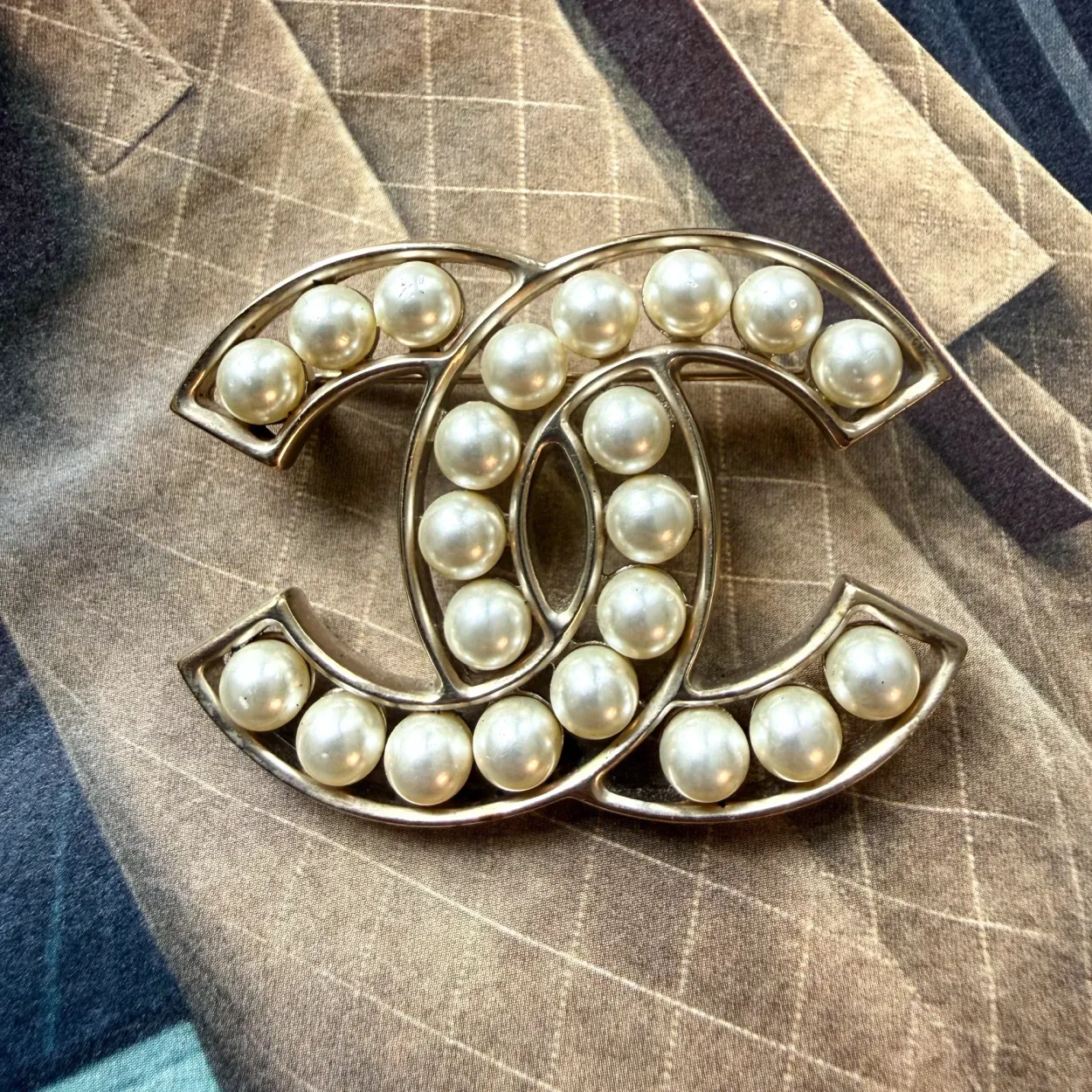 Chanel Large CC Pearl Brooch (2017) - Image 2